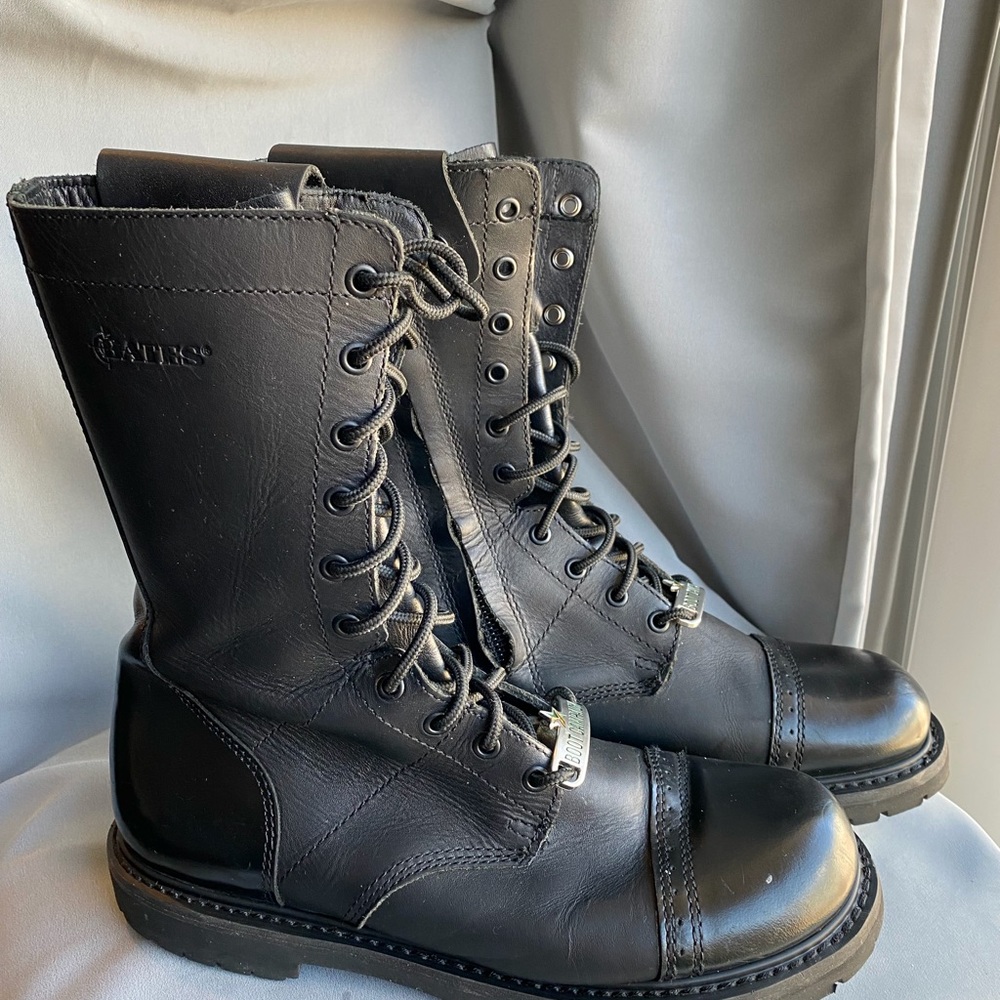 Bates 11” paratrooper side zip boot, mens size 10.5, some scratches and scuffs.